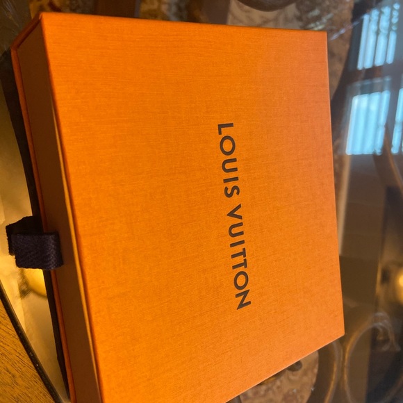 Louis Vuitton 6 Key Holder in Monogram - Picture 12 of 12